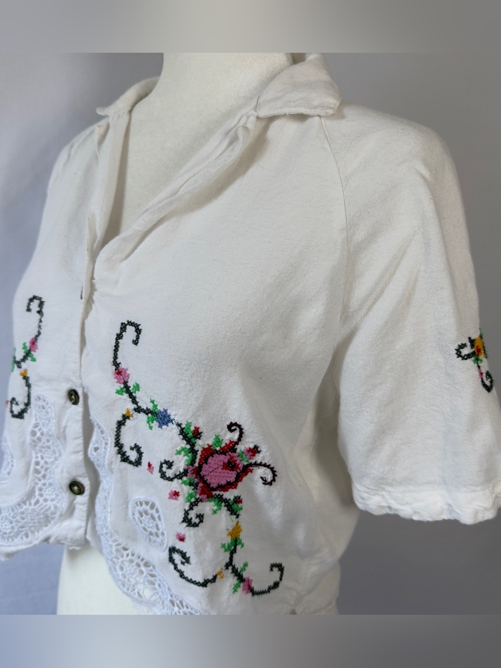Urban Outfitters Cropped Top M Cross Stitch Floral Crochet Lace Cottagecore - Picture 6 of 16